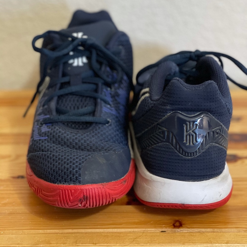 Nike Boys Kyrie Flytrap II Basketball Shoes